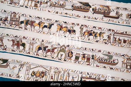 Mia Hansson's full-size replica del Bayeux Tapestry a Wisbech, Cambridgeshire, che finora ha preso quasi sei anni per cucire, con mia che passa fino a 10 ore al giorno lavorando su di esso a casa sua a Wisbech. L'insegnante della scuola elementare di 47 anni ha superato la metà di gennaio di quest'anno, avendo realizzato 34,2 metri (112 piedi) di opere d'arte di 68,38 metri (224 piedi), che saranno esposte presso la St Peter's Church Hall di Wisbech il 12 aprile. Data immagine: Martedì 15 febbraio 2022. Foto Stock