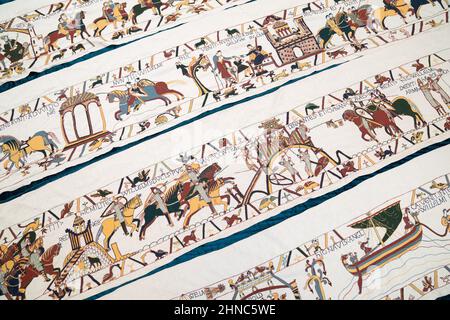 Mia Hansson's full-size replica del Bayeux Tapestry a Wisbech, Cambridgeshire, che finora ha preso quasi sei anni per cucire, con mia che passa fino a 10 ore al giorno lavorando su di esso a casa sua a Wisbech. L'insegnante della scuola elementare di 47 anni ha superato la metà di gennaio di quest'anno, avendo realizzato 34,2 metri (112 piedi) di opere d'arte di 68,38 metri (224 piedi), che saranno esposte presso la St Peter's Church Hall di Wisbech il 12 aprile. Data immagine: Martedì 15 febbraio 2022. Foto Stock