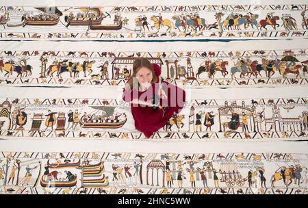 Mia Hansson con la sua replica full-size del Bayeux Tapestry a Wisbech, Cambridgeshire, che finora ha preso quasi sei anni per cucire, con mia che passa fino a 10 ore al giorno lavorando su di esso a casa sua a Wisbech. L'insegnante della scuola elementare di 47 anni ha superato la metà di gennaio di quest'anno, avendo realizzato 34,2 metri (112 piedi) di opere d'arte di 68,38 metri (224 piedi), che saranno esposte presso la St Peter's Church Hall di Wisbech il 12 aprile. Data immagine: Martedì 15 febbraio 2022. Foto Stock