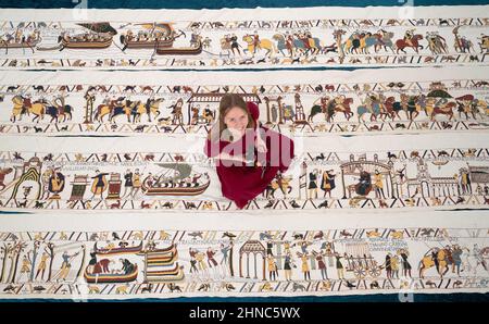 Mia Hansson con la sua replica full-size del Bayeux Tapestry a Wisbech, Cambridgeshire, che finora ha preso quasi sei anni per cucire, con mia che passa fino a 10 ore al giorno lavorando su di esso a casa sua a Wisbech. L'insegnante della scuola elementare di 47 anni ha superato la metà di gennaio di quest'anno, avendo realizzato 34,2 metri (112 piedi) di opere d'arte di 68,38 metri (224 piedi), che saranno esposte presso la St Peter's Church Hall di Wisbech il 12 aprile. Data immagine: Martedì 15 febbraio 2022. Foto Stock