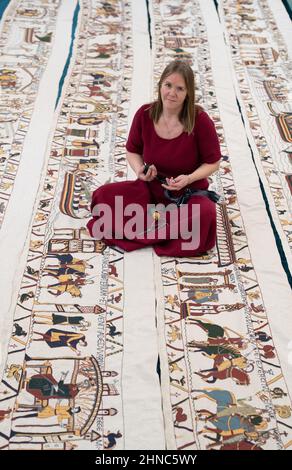 Mia Hansson con la sua replica full-size del Bayeux Tapestry a Wisbech, Cambridgeshire, che finora ha preso quasi sei anni per cucire, con mia che passa fino a 10 ore al giorno lavorando su di esso a casa sua a Wisbech. L'insegnante della scuola elementare di 47 anni ha superato la metà di gennaio di quest'anno, avendo realizzato 34,2 metri (112 piedi) di opere d'arte di 68,38 metri (224 piedi), che saranno esposte presso la St Peter's Church Hall di Wisbech il 12 aprile. Data immagine: Martedì 15 febbraio 2022. Foto Stock