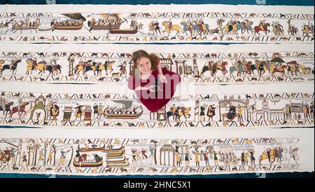 Mia Hansson con la sua replica full-size del Bayeux Tapestry a Wisbech, Cambridgeshire, che finora ha preso quasi sei anni per cucire, con mia che passa fino a 10 ore al giorno lavorando su di esso a casa sua a Wisbech. L'insegnante della scuola elementare di 47 anni ha superato la metà di gennaio di quest'anno, avendo realizzato 34,2 metri (112 piedi) di opere d'arte di 68,38 metri (224 piedi), che saranno esposte presso la St Peter's Church Hall di Wisbech il 12 aprile. Data immagine: Martedì 15 febbraio 2022. Foto Stock