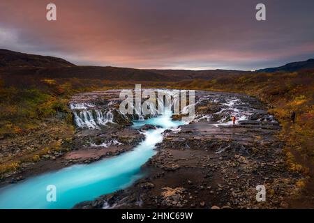 Tramonto con cascata unica - Bruarfoss in Islanda Foto Stock