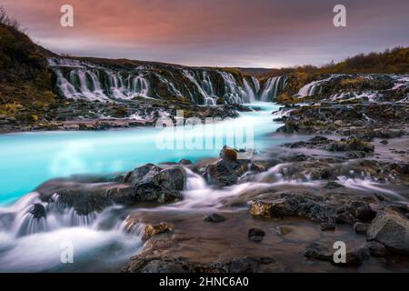 Tramonto con cascata unica - Bruarfoss in Islanda Foto Stock