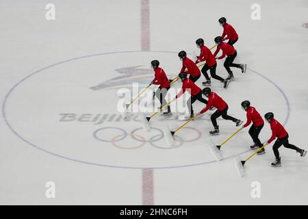 Pechino, Cina. 16th Feb 2022. I raschiatori di ghiaccio si schiarono durante una pausa alla partita finale di hockey su ghiaccio maschile USA vs Slovacchia al National Indoor Stadium alle Olimpiadi invernali di Pechino 2022 di mercoledì 16 febbraio 2022. Foto di Paul Hanna/UPI Credit: UPI/Alamy Live News Foto Stock