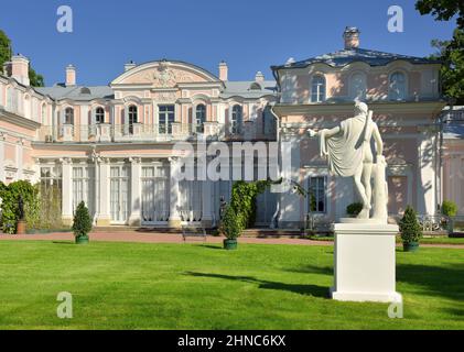 Lomonosov/San Pietroburgo / Russia-09.05.20: Palazzo cinese. Statua di Apollo di fronte alla facciata barocca, architettura del XVIII secolo Foto Stock