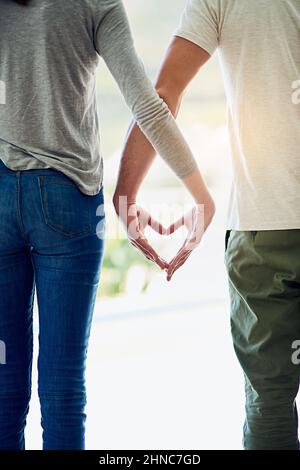 Un amore. Scatto ritagliato di una coppia che fa un gesto di ascolto con le mani. Foto Stock