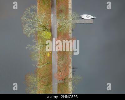 Molo d'autunno a Nesvizh, Bielorussia Foto Stock