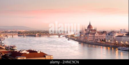 Vista panoramica della città di Budapest all'alba Foto Stock
