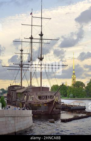 San Pietroburgo / Russia-09.03.2020: Barca a vela sul Mytninskaya argine. Cafe Flying Dutchman, stilizzato come una vecchia nave a vela. Guglia di Pietro e Pa Foto Stock