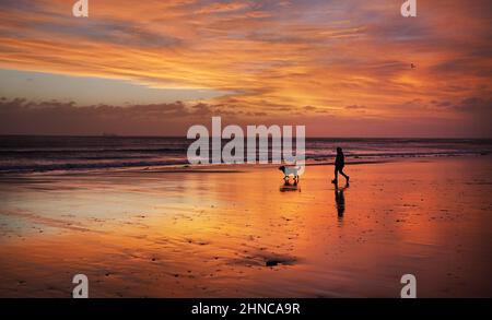 Il sole sorge su Whitley Bay a North Tyneside prima che Storm Dudley raggiunga il nord dell'Inghilterra/Scozia meridionale da mercoledì sera a giovedì mattina, seguito da Storm Eunice, che porterà forti venti e la possibilità di neve il venerdì. Data foto: Mercoledì 16 febbraio 2022. Foto Stock