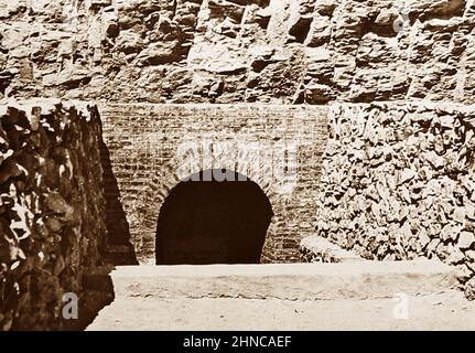 Ingresso alla tomba di Amenhotep II, Egitto, periodo vittoriano Foto Stock