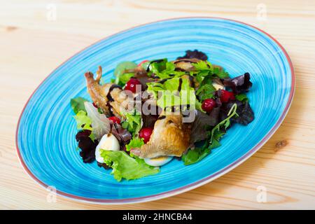 Insalata di quaglie e verdure con salsa di miele-zenzero Foto Stock