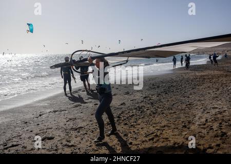 Windsurf e kitesurfers a Playa del Médano, El Médano, Tenerife sud, Isole Canarie, Spagna, Febbraio 2022 Foto Stock