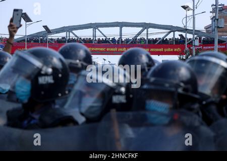 Kathmandu, NE, Nepal. 16th Feb 2022. La gente guarda i manifestanti da un ponte sospeso durante una protesta contro la sovvenzione MCC del governo degli Stati Uniti proposta per il Nepal, a Kathmandu, Nepal, 16 febbraio 2022. (Credit Image: © Aryan Dhimal/ZUMA Press Wire) Foto Stock