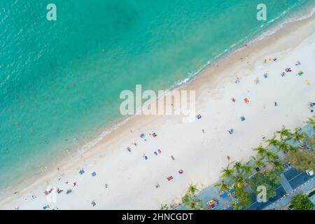 Vista aerea dall'alto in basso della bellissima spiaggia di patong Phuket Thailandia incredibile mare spiaggia sabbia turistica destinazione di viaggio nel mare delle andamane bella isola o Foto Stock
