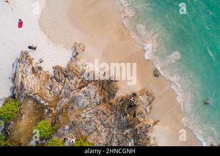 Vista aerea Top Down Seashore splendida superficie del mare a Phuket Thailandia Foto Stock