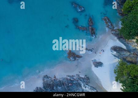 Vista aerea Top Down Seashore splendida superficie del mare a Phuket Thailandia Foto Stock