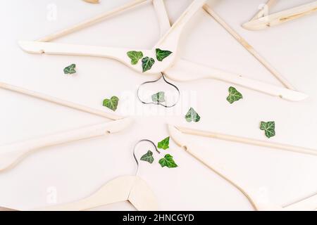 Hangers con piante su sfondo bianco con copy space.consupmtion rispettoso dell'ambiente in shopping.Recycling o zero concetto di spreco Foto Stock