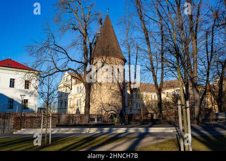 Vecchia torre Okrouhlice nel centro di Klatovy, Czechia Foto Stock