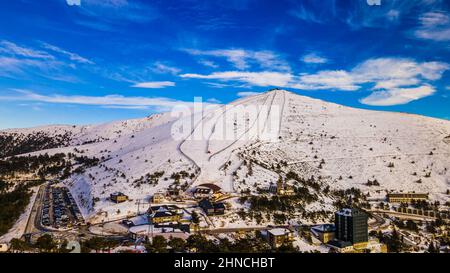 Paesaggio di montagna innevato da una giornata di sci a Madrid Foto Stock