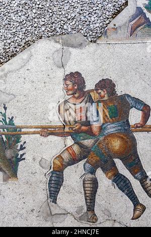 Mosaico raffigurante soldati con lance che combattevano dal periodo bizantino al Grande Palazzo di Costantinopoli. Museo dei mosaici del Grande Palazzo, Istanbul. Foto Stock