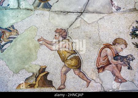 Mosaico di ragazzi e animali di epoca bizantina al Grande Palazzo di Costantinopoli. Museo dei mosaici del Grande Palazzo. Istanbul, Turchia. Foto Stock