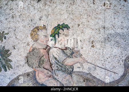 Mosaico raffigurante due bambini che cavalcano su un cammello di epoca bizantina al Grande Palazzo di Costantinopoli. Museo dei mosaici del Grande Palazzo. Istanbul. Foto Stock