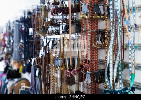 Immagine della bijouterie colorata appesa al supporto del negozio Foto Stock