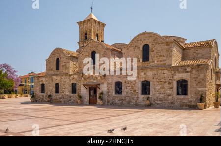 LARNACA, CIPRO - 18 aprile 2017 : Pigeoni fuori della Chiesa greco-ortodossa di Ayios Lazarus del 9th secolo a Larnaca, Cipro meridionale. Conosciuto come Chu Foto Stock