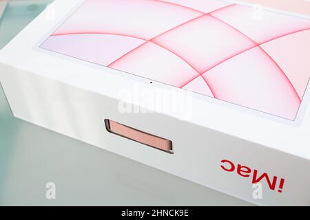 Bologna, Italia: 14 febbraio 2022.Unboxing il nuovo computer portatile Apple rosa iMac M1 ,2021 appena fuori dalla confezione. Nuovo notebook in confezione Apple sul tavolo Foto Stock