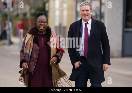 Il leader del lavoro Keir Starmer durante una visita a Erdington a Birmingham per sostenere il candidato laburista per le elezioni Paulette Hamilton e parlare del pilastro rispetto del suo contratto con il popolo britannico. Data foto: Mercoledì 16 febbraio 2022. Foto Stock