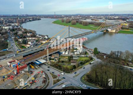 Duisburg, Renania settentrionale-Vestfalia, Germania - Nuova costruzione del ponte sul Reno del A40 Neuenkamp. Il ponte della superstrada sul Reno a Duisburg tra Foto Stock