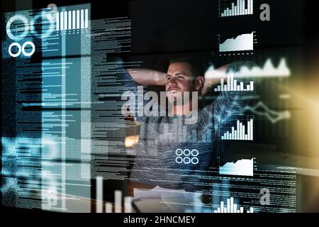 Il mio lavoro qui è finito. Scatto di un programmatore di computer sorridente che lavora al suo computer a tarda notte. Foto Stock