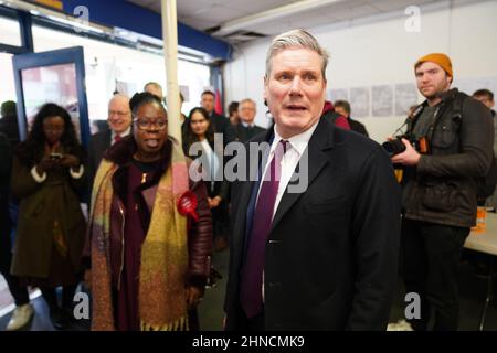 Il leader del lavoro Keir Starmer nell'ufficio della campagna durante una visita a Erdington a Birmingham per sostenere il candidato laburista per le elezioni Paulette Hamilton e parlare del pilastro rispetto del suo contratto con il popolo britannico. Data foto: Mercoledì 16 febbraio 2022. Foto Stock