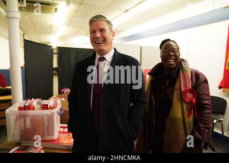 Il leader del lavoro Keir Starmer nell'ufficio della campagna durante una visita a Erdington a Birmingham per sostenere il candidato laburista per le elezioni Paulette Hamilton e parlare del pilastro rispetto del suo contratto con il popolo britannico. Data foto: Mercoledì 16 febbraio 2022. Foto Stock