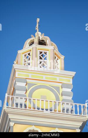 Una bella e colorata chiesa greco-ortodossa e un cielo blu a Fira Santorini Grecia Foto Stock