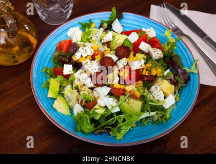 Insalata di verdure fresche con mozzarella e salsicce Foto Stock