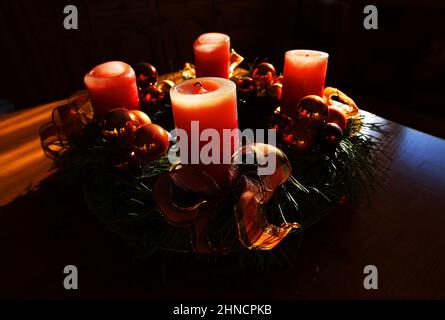 Beteiligen, Adventskranz mit Kerzen und Kugeln Foto Stock
