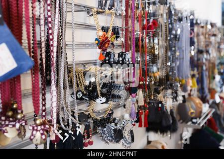 Molti accessori colorati sul supporto Foto Stock