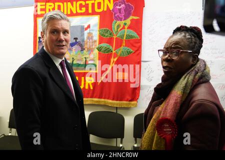 Il leader del lavoro Keir Starmer nell'ufficio della campagna durante una visita a Erdington a Birmingham per sostenere il candidato laburista per le elezioni Paulette Hamilton e parlare del pilastro rispetto del suo contratto con il popolo britannico. Data foto: Mercoledì 16 febbraio 2022. Foto Stock