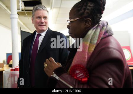 Il leader del lavoro Keir Starmer nell'ufficio della campagna durante una visita a Erdington a Birmingham per sostenere il candidato laburista per le elezioni Paulette Hamilton e parlare del pilastro rispetto del suo contratto con il popolo britannico. Data foto: Mercoledì 16 febbraio 2022. Foto Stock