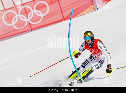 Pechino, Cina. 16th Feb 2022. Alexander Schmid della Germania compete durante lo slalom degli uomini di sci alpino di Pechino 2022 Olimpiadi invernali al centro nazionale di sci alpino a Yanqing, Pechino, capitale della Cina, 16 febbraio 2022. Credit: HE Changshan/Xinhua/Alamy Live News Foto Stock