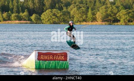 wakeboarding in acqua Foto Stock