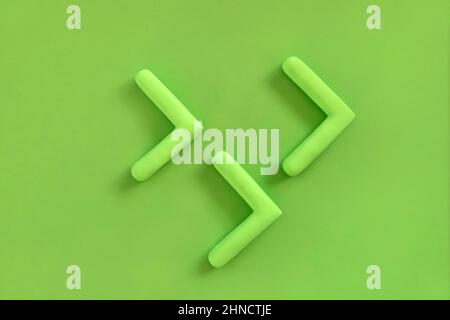 Frecce verdi che puntano a destra. Freccia tridimensionale che mostra la direzione su sfondo neutro. Concetto di sviluppo, andare verde o targ direzione Foto Stock