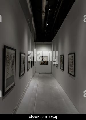 Bangkok, Tailandia. Feb - 06, 2022 : Fotografia esposta su parete bianca nella sala espositiva della galleria d'arte. Concetto di arte in fotografia. Nessuna messa a fuoco, Foto Stock