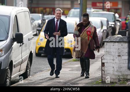 Il leader del lavoro Keir Starmer durante una visita a Erdington a Birmingham per sostenere il candidato laburista per le elezioni Paulette Hamilton e parlare del pilastro rispetto del suo contratto con il popolo britannico. Data foto: Mercoledì 16 febbraio 2022. Foto Stock