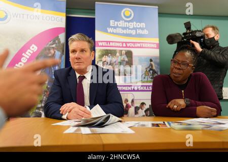 Il leader del lavoro Keir Starmer in un hub della comunità durante una visita a Erdington a Birmingham per sostenere il candidato laburista per le elezioni Paulette Hamilton e parlare del pilastro rispetto del suo contratto con il popolo britannico. Data foto: Mercoledì 16 febbraio 2022. Foto Stock