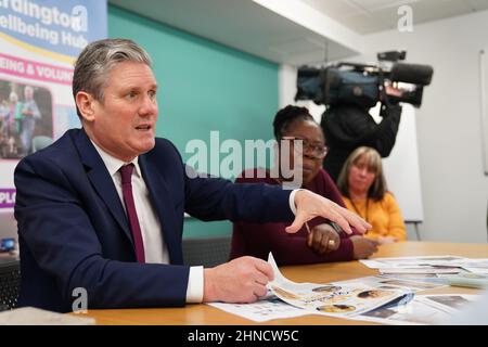 Il leader del lavoro Keir Starmer in un hub della comunità durante una visita a Erdington a Birmingham per sostenere il candidato laburista per le elezioni Paulette Hamilton e parlare del pilastro rispetto del suo contratto con il popolo britannico. Data foto: Mercoledì 16 febbraio 2022. Foto Stock