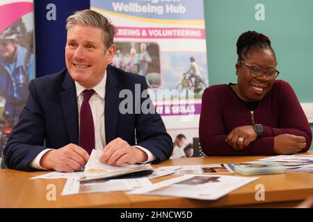 Il leader del lavoro Keir Starmer in un hub della comunità durante una visita a Erdington a Birmingham per sostenere il candidato laburista per le elezioni Paulette Hamilton e parlare del pilastro rispetto del suo contratto con il popolo britannico. Data foto: Mercoledì 16 febbraio 2022. Foto Stock